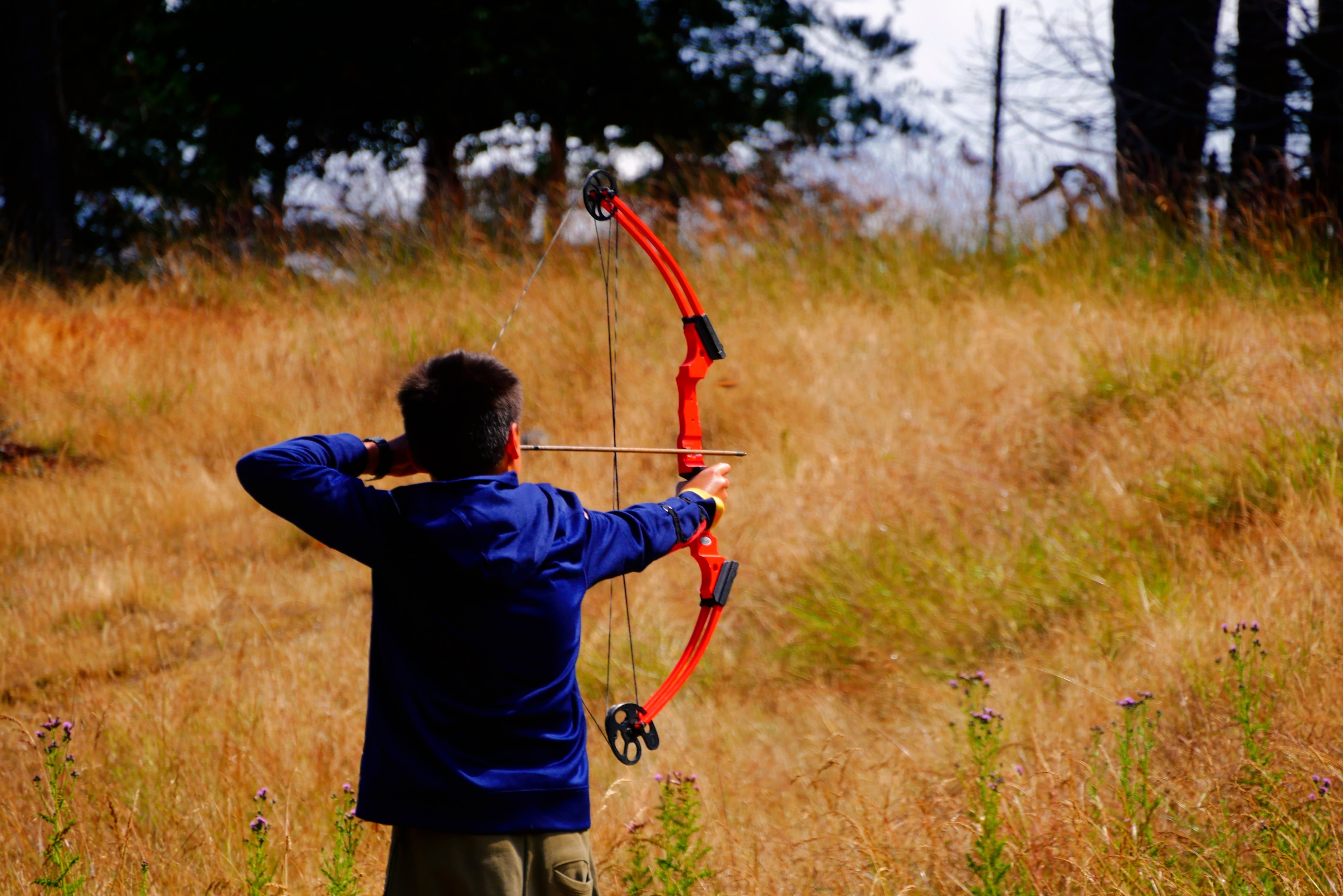 how to draw a compound bow and arrow